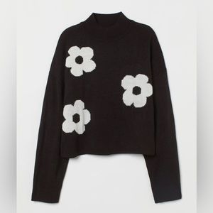 H&M Black and white flower sweater🖤🤍🌸